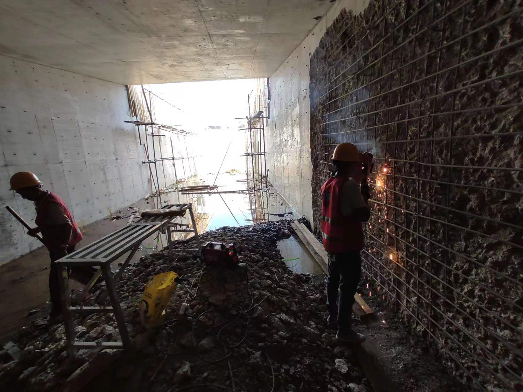 运河挖断承重墙导致楼体开裂，加固施工方案出炉